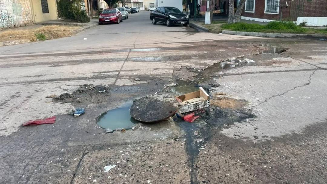 Vecinos denuncian desbordes cloacales desde hace semanas 