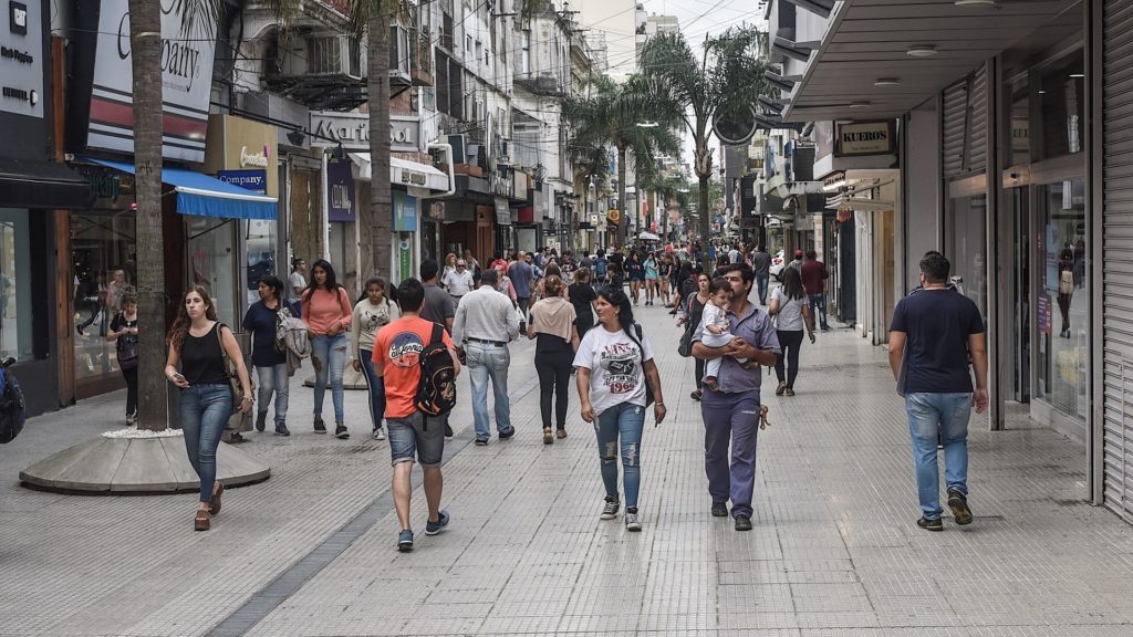 El partido de Argentina modifica la rutina comercial en Santa Fe y prepara una jornada con servicios especiales