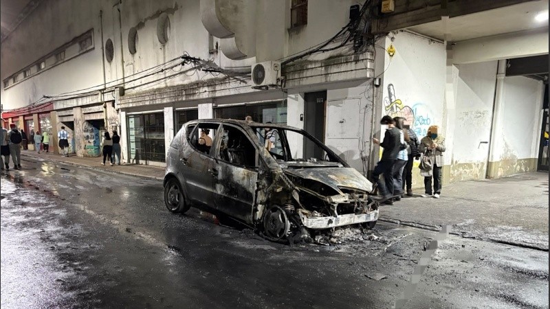 Un auto se incendió en pleno centro durante los festejos del Mundial