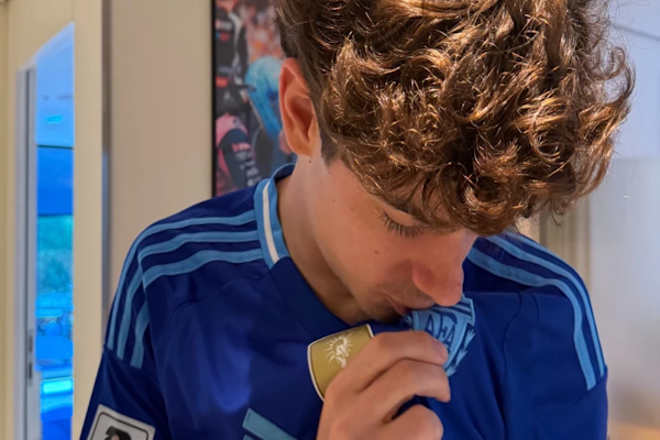 Colapinto llegó al GP de Bélgica con la camiseta de la Selección