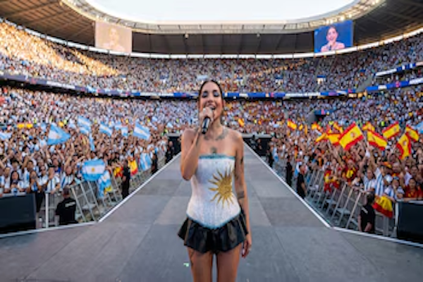 María Becerra cantará el himno argentino en la final ante España