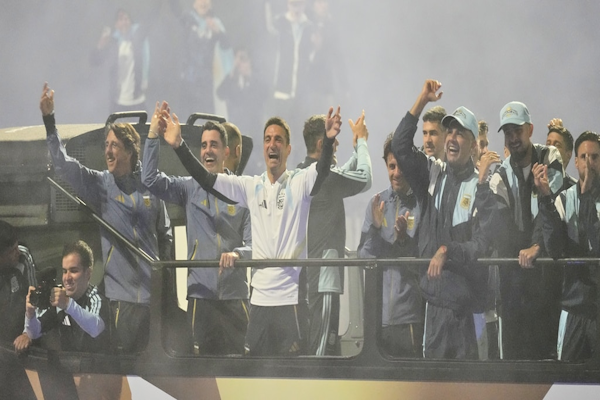 El gesto del plantel de la selección argentina con la gente que lo recibió