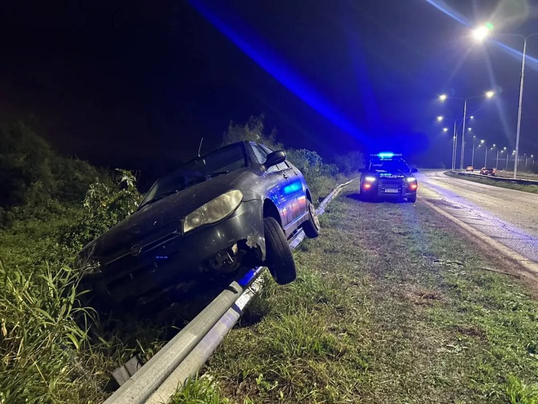 Un auto despistó en la Circunvalación Oeste y quedó con dos ruedas en el aire