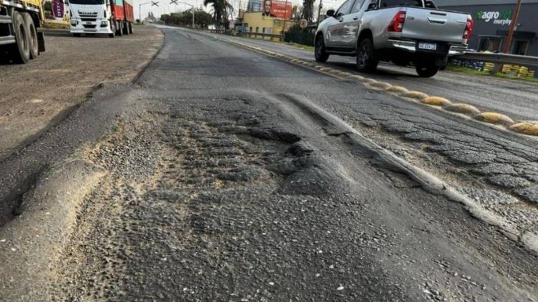 A menos de 24 horas de recibir la cesión de la Ruta A012, Provincia inicia la reparación