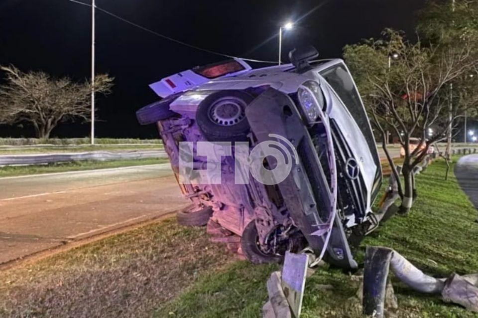 Un joven perdió el control de su auto y volcó a la altura de El Quillá