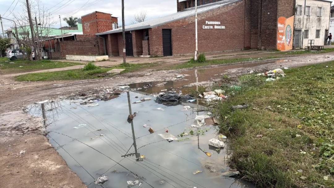 Vecinos de Villa del Parque reclaman por agua estancada y desagües tapados 