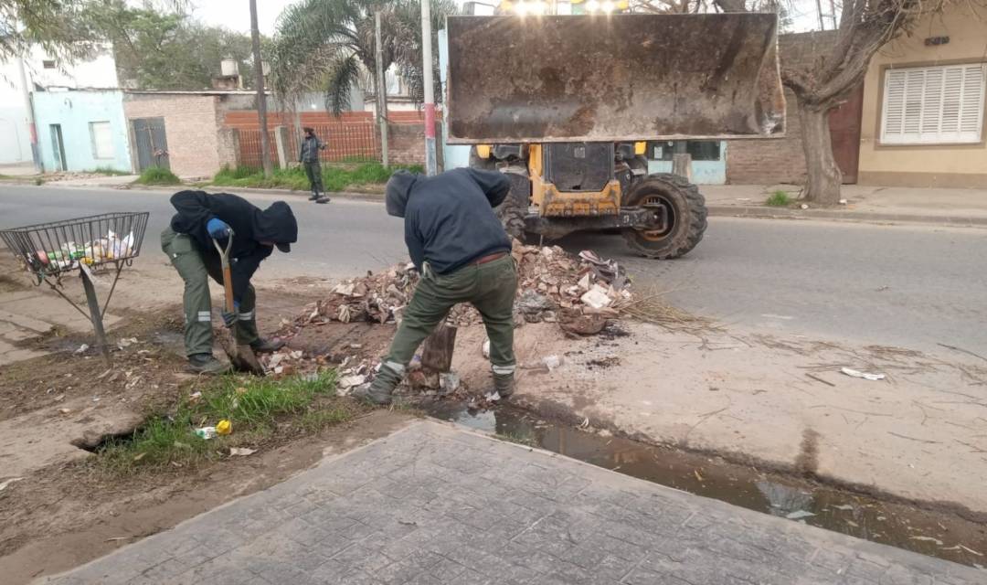 Cuadrillas y maquinaria refuerzan los trabajos en toda la ciudad ante el pronóstico de tormentas