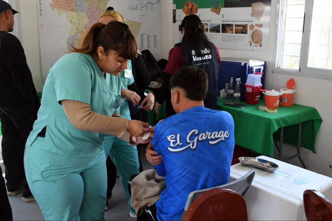El municipio capacitó y vacunó a trabajadores del Complejo Ambiental