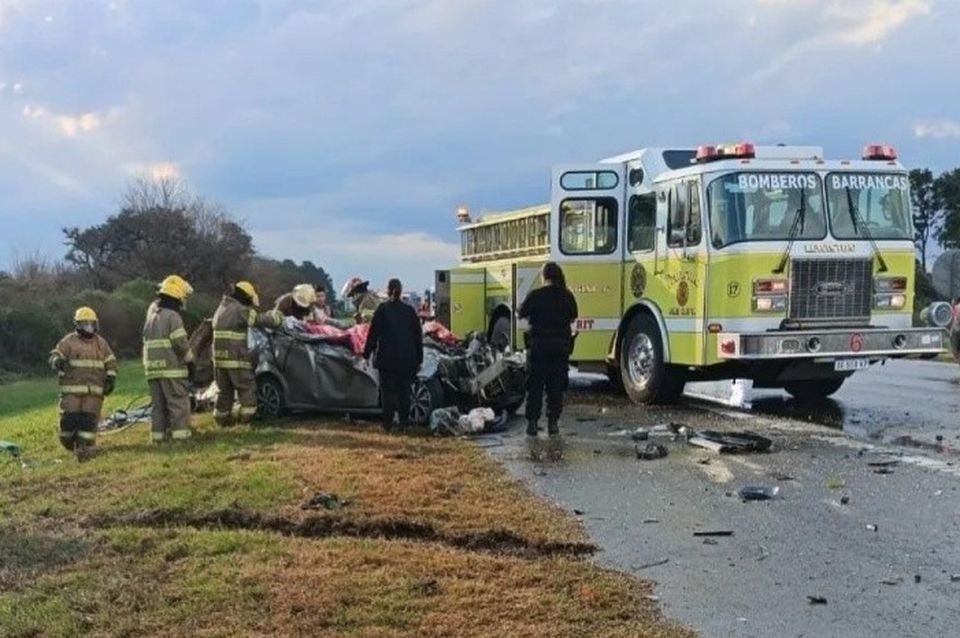 Dos muertos tras un choque entre un auto y un camión en la Autopista