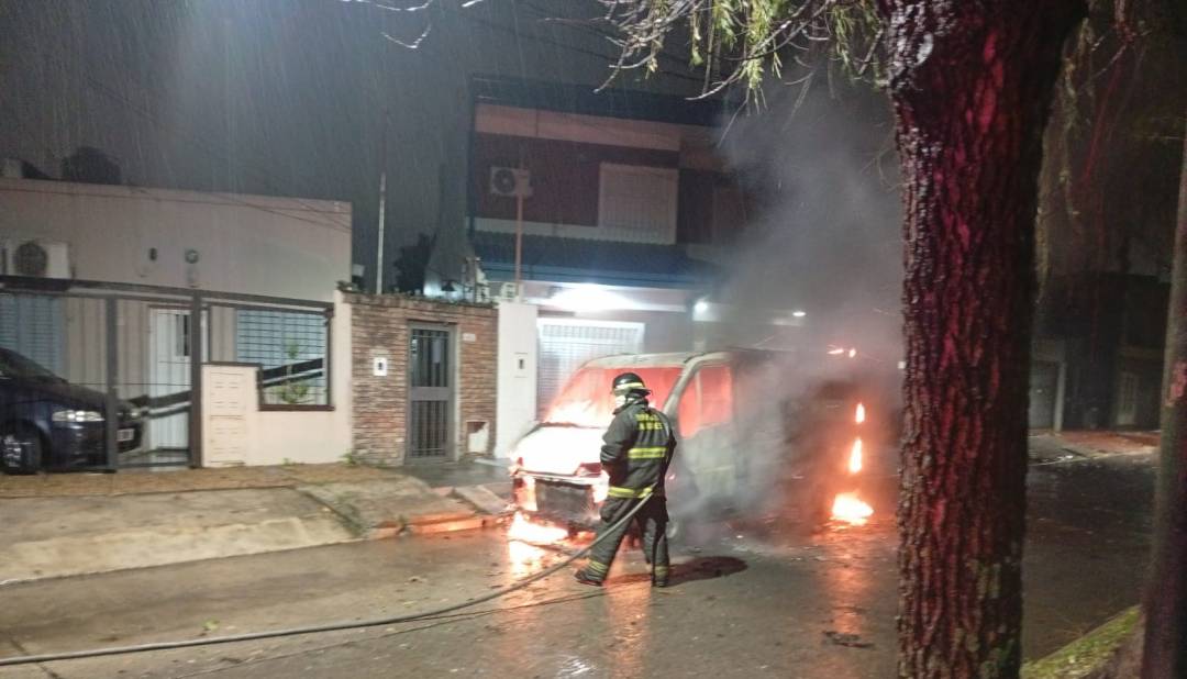 Una camioneta utilitaria quedó destruida por el fuego durante la madrugada en la ciudad de Santa Fe