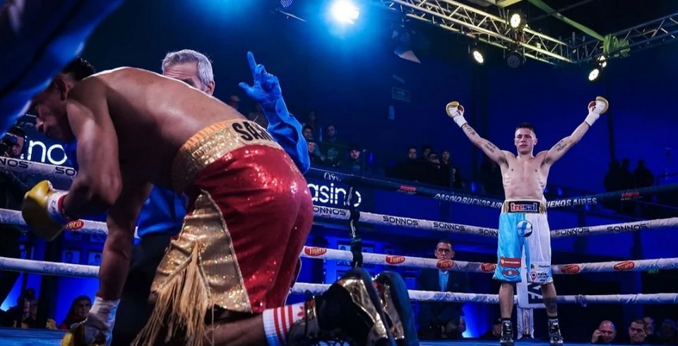 Alan Crenz estrenó su título latino superligero con un gran nocaut