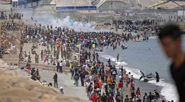 El gobierno de España negó fallas de inteligencia tras el ingreso masivo de migrantes de Ceuta