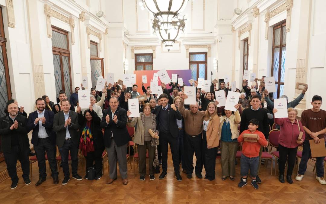Pullaro entregó las escrituras de sus viviendas a 32 familias de Santa Fe y Santo Tomé