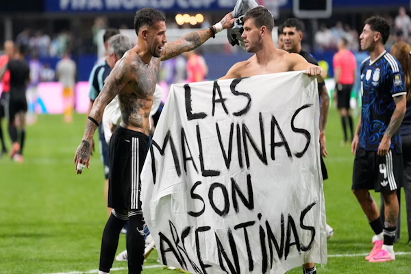El destino de la bandera de Malvinas que mostraron los jugadores de Argentina