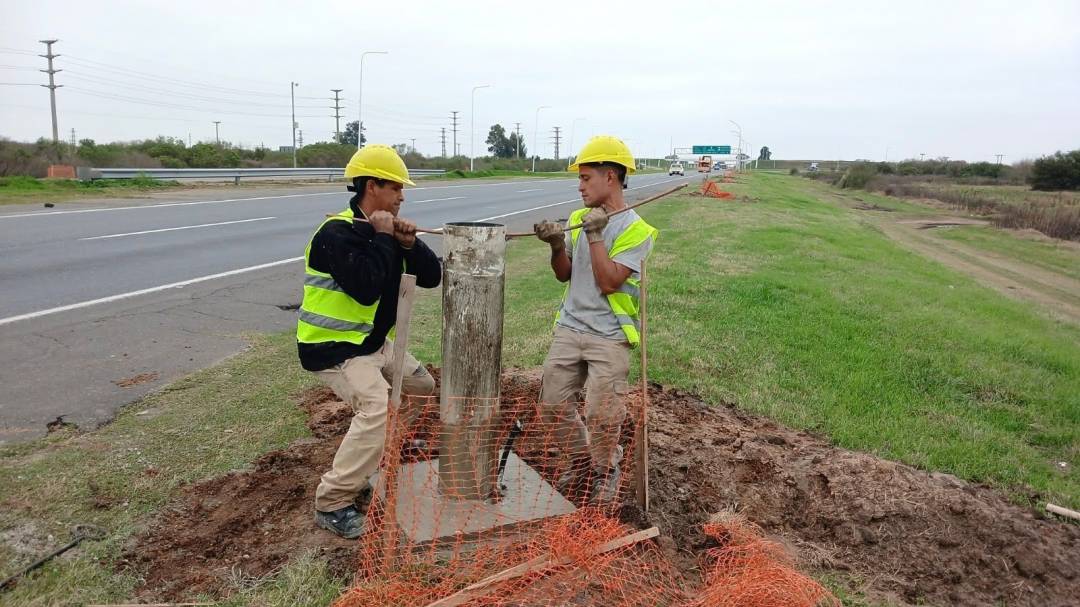 Autopista: Comenzaron los trabajos de iluminación entre Sauce Viejo y Santo Tomé