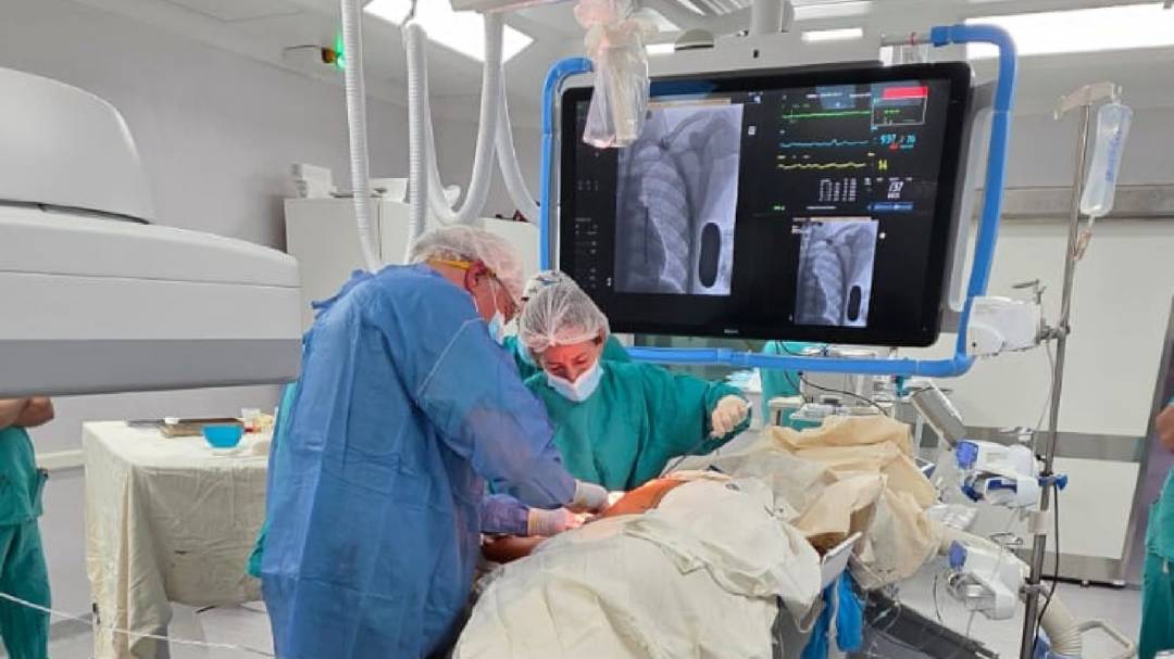 El Hospital Alassia realizó una compleja intervención cardíaca a un adolescente