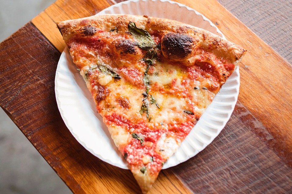 Los mejores métodos para recalentar pizza sin que pierda su textura