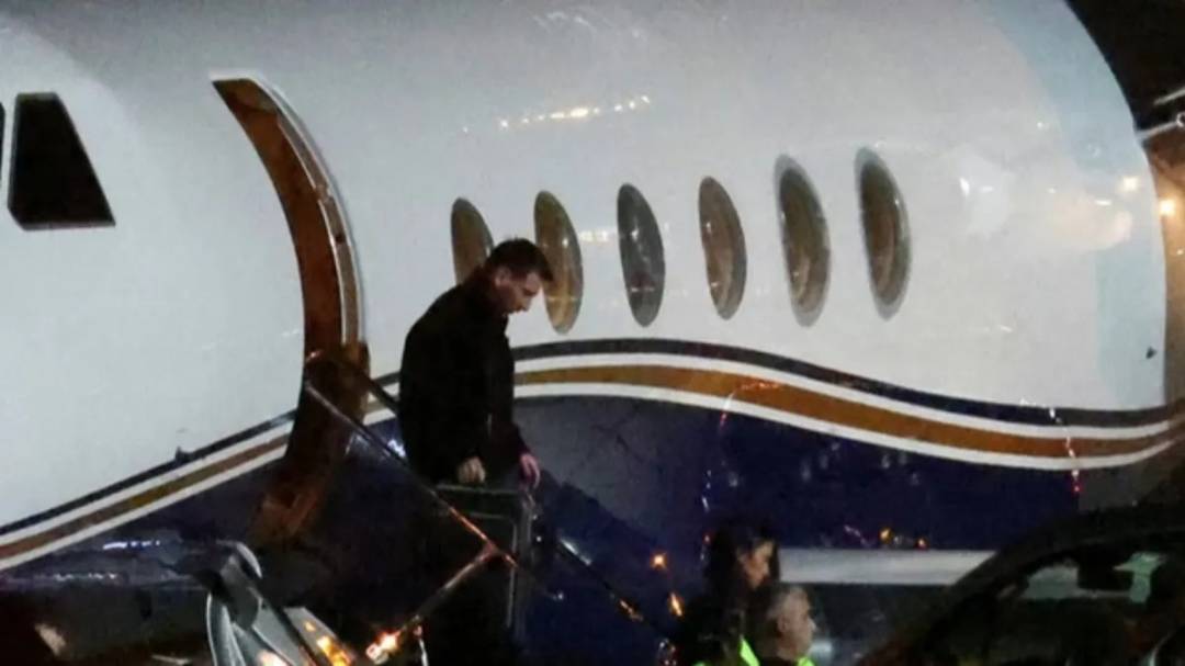 Llegó Lionel Messi a la ciudad de Rosario para despedir a su papá y reencontrarse con su familia
