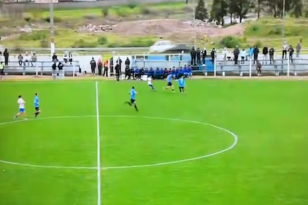 Un jugador despejó una pelota fuera del estadio, cayó en la ruta y produjo un choque