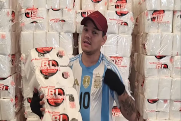 Brian Lanzelotta después de la estafa, gracias a donaciones