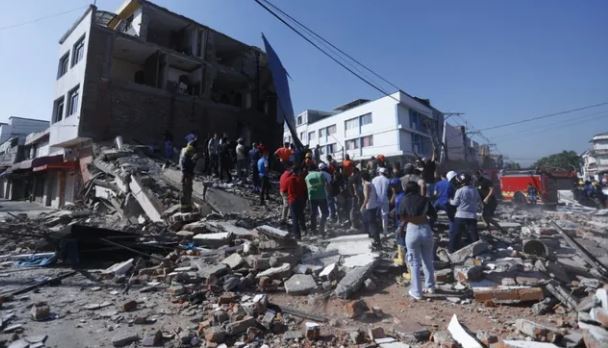Desesperada búsqueda contra reloj entre los escombros, a una semana del terremoto en Colombia