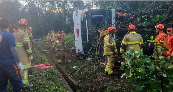 Tragedia en Brasil: volcó un micro turístico en Petrópolis y murieron al menos 10 personas