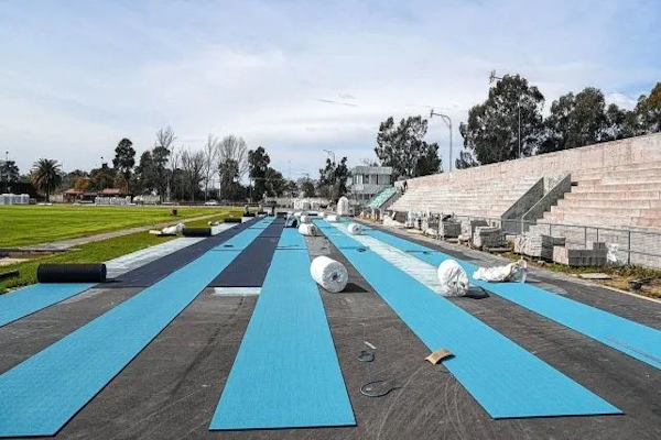 Suramericanos: Santa Fe instala el sintético de la mejor pista de atletismo del país
