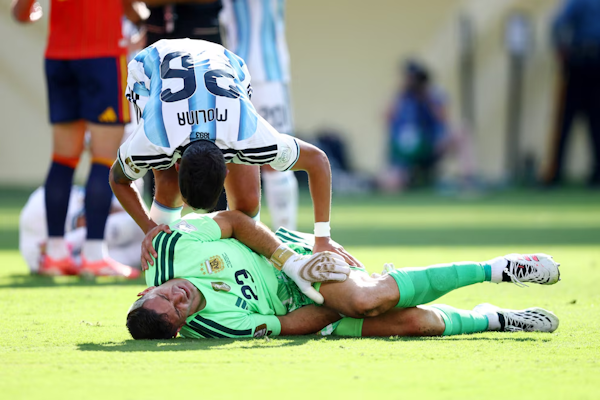 IFAB busca evitar los tiempos muertos por lesiones fingidas de los arqueros