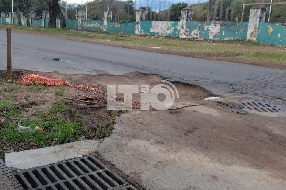 Reclamo por un socavón frente a la Escuela Avellaneda