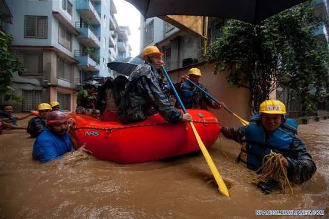 Inundaciones en frontera entre Nepal y China: al menos 160 muertos y cientos de turistas desaparecidos