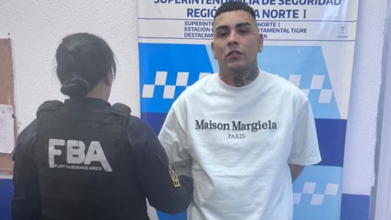 Detuvieron al cantante Callejero Fino con un arma de guerra ilegal cuando iba al cumpleaños del novio de María Becerra