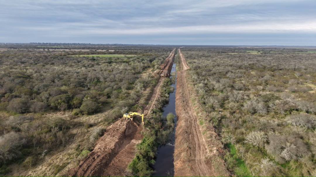 La provincia intensifica la limpieza de 12 canales troncales 