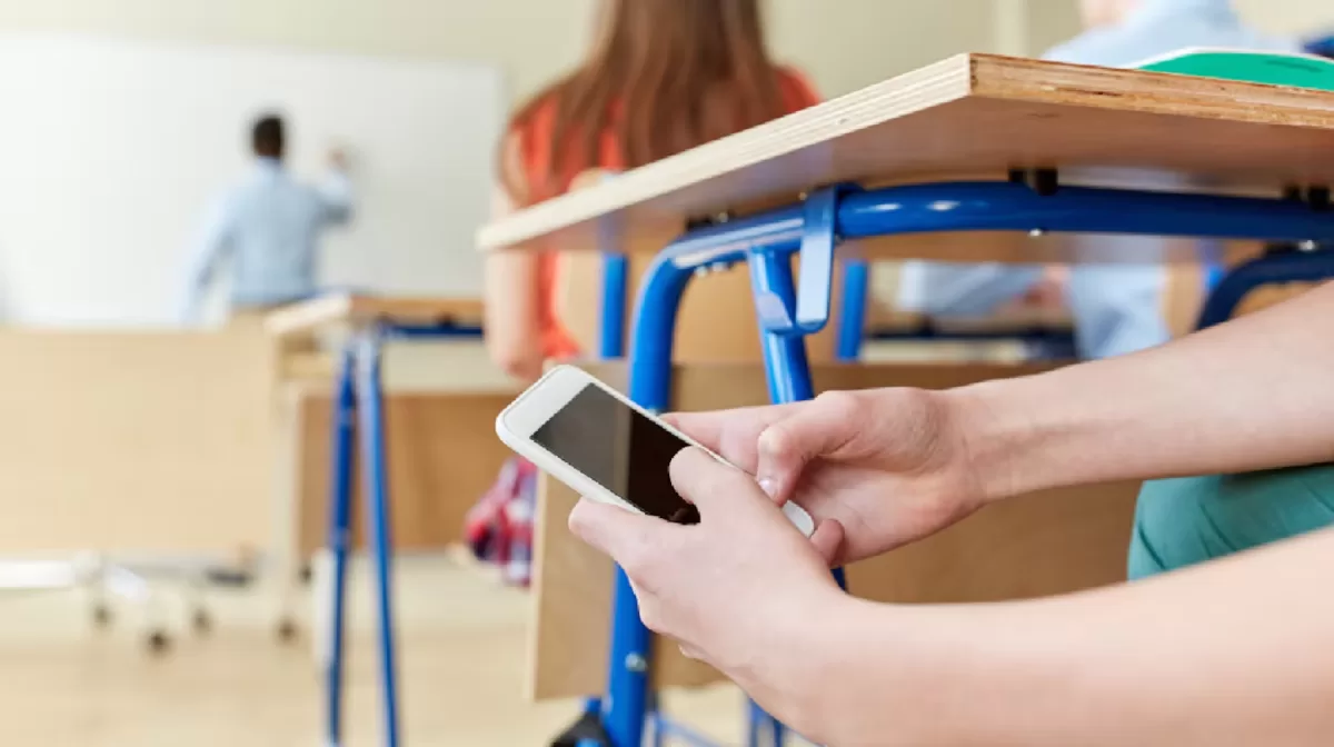 NoDis nació en Paraná, Entre Ríos, como una propuesta para que los estudiantes conserven sus teléfonos durante la jornada escolar, pero sin poder utilizarlos normalmente. - TN