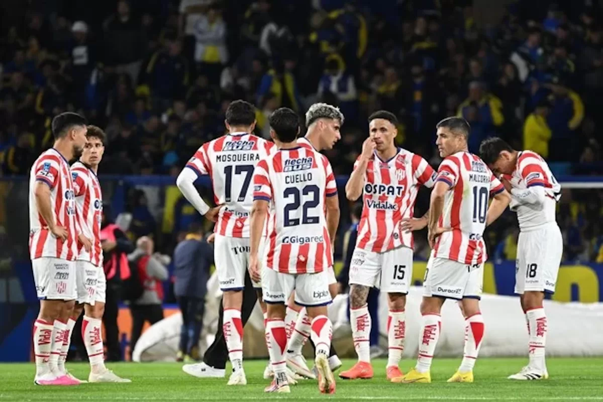 Unión profundizó su crisis futbolística con una durísima derrota ante Boca en La Bombonera. - EL LITORAL