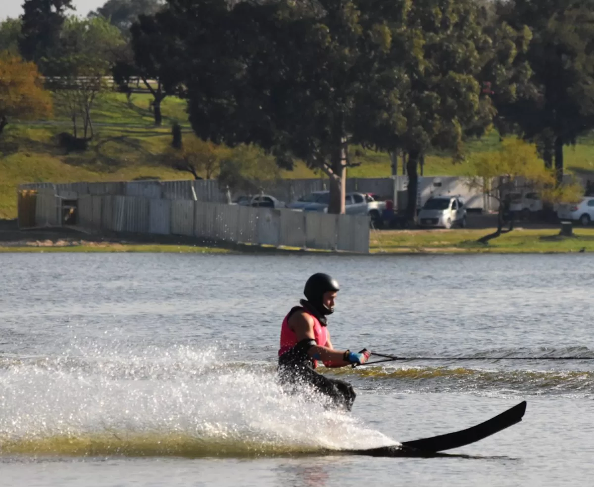 El esquí náutico se volvió protagonista en el lago del Parque del Sur en los Juegos Suramericanos 2026 - MCSF