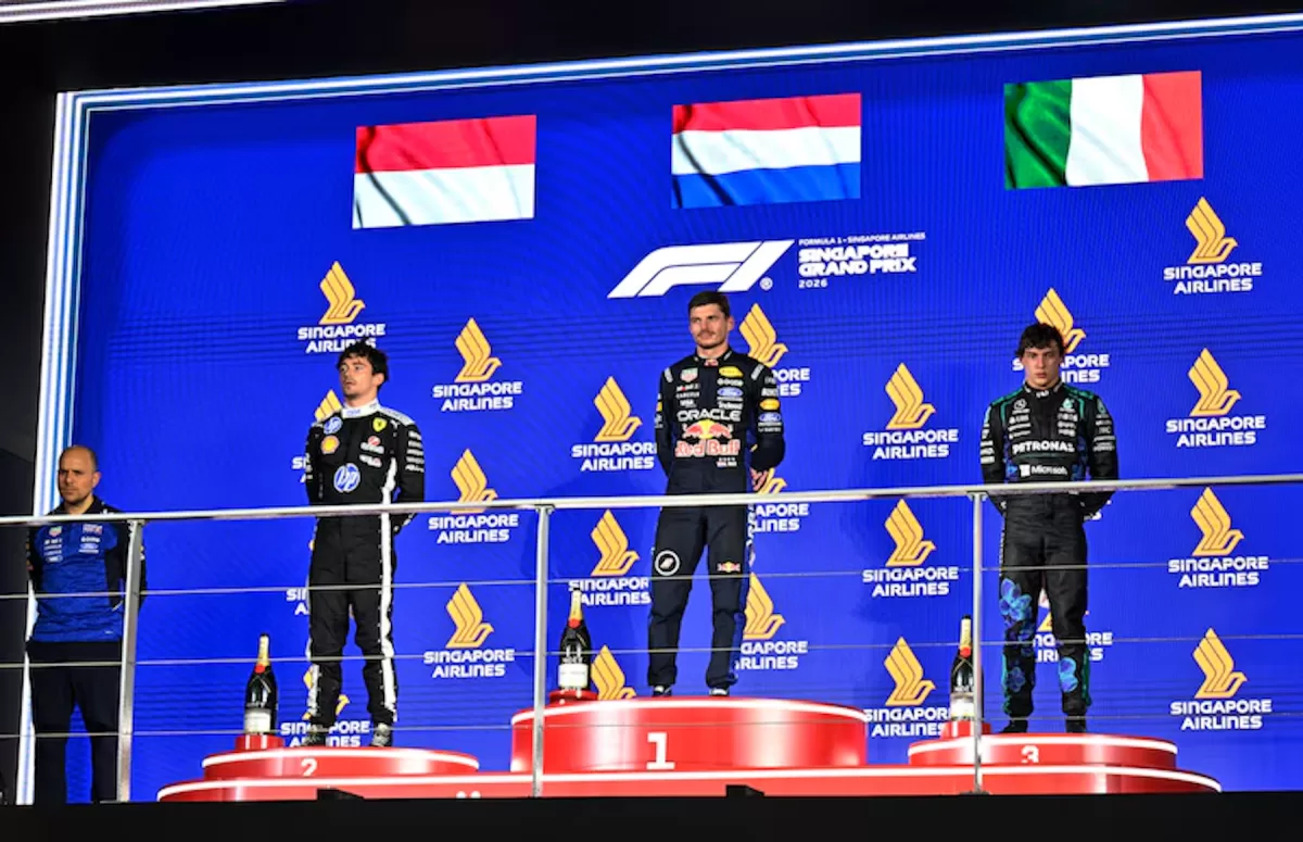 Max Verstappen, Charles Leclerc y Andrea Kimi Antonelli se subieron al podio en Singapur (REUTERS/Caroline Chia)