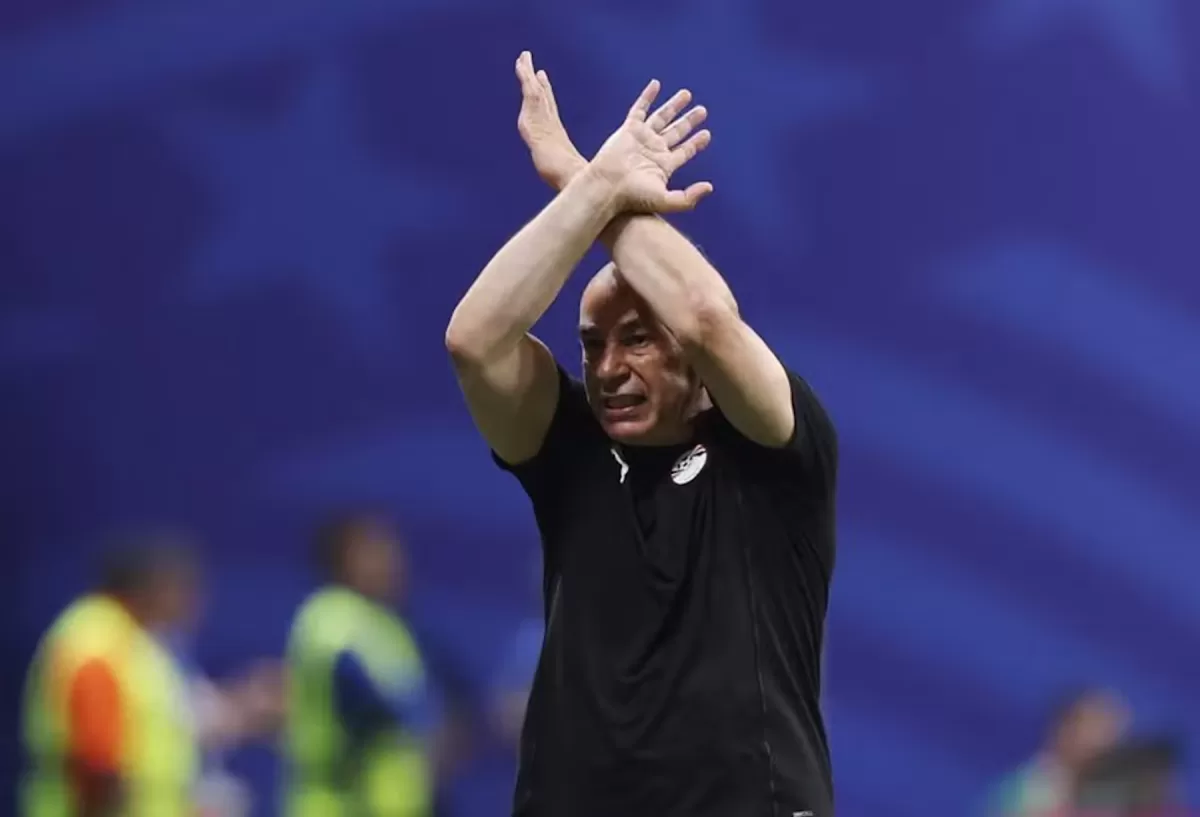 Dura sanción de la FIFA al técnico de Egipto por gestos y declaraciones ante Argentina en el Mundial 2026. Hossam Hassan, técnico de Egipto. Foto: Agencia NA (Redes)