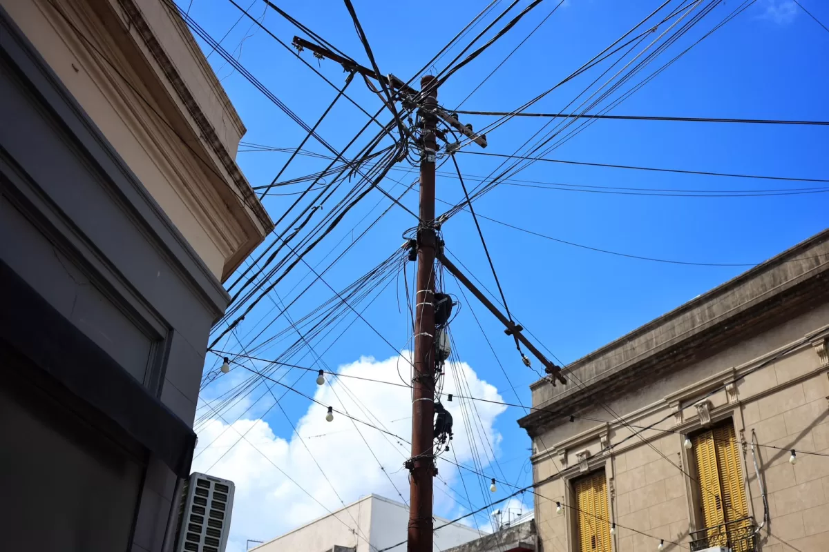 La ciudad avanza hacia el ordenamiento del cableado aéreo