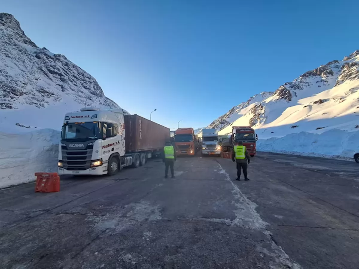 Paso Cristo Redentor: suspendieron la circulación tras activarse una alerta por nevadas y vientos. - Infobae