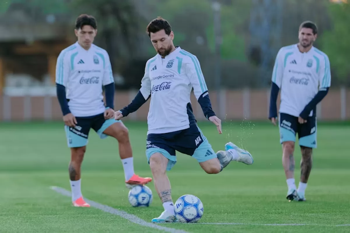 Lionel Messi se sumó este domingo a los entrenamientos con la selección argentina (@Argentina)