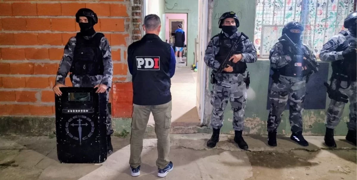 En el departamento La Capital, múltiples allanamientos por falsas denuncias y tráfico de armas en Santa Fe y Rincón. Tropas especiales de distintas fuerzas participaron del operativo. Foto: PDI